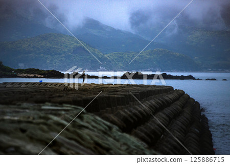<Goto scenery> Tarojima beach on a cloudy morning 125886715