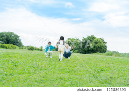 在公園裡玩的家庭 在公園裡玩的家庭 125886893