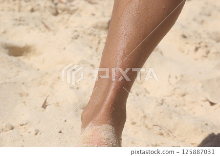 海水裡的濕腳 125887031