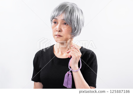 手持念珠的白髮老婦人 125887186
