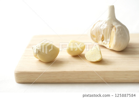 切菜板上的剝皮大蒜，橫切面 125887584