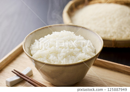 米飯放在碗裡 125887949