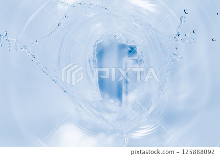 The water surface is splashing violently. 125888092