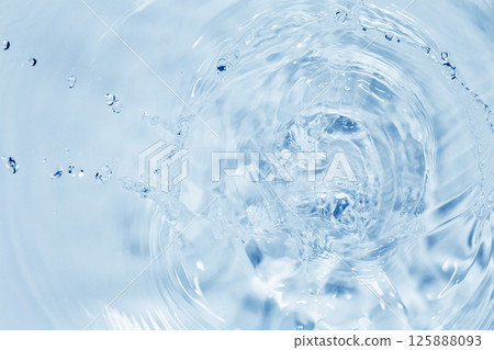 The water surface is splashing violently. The water surface is splashing violently. 125888093