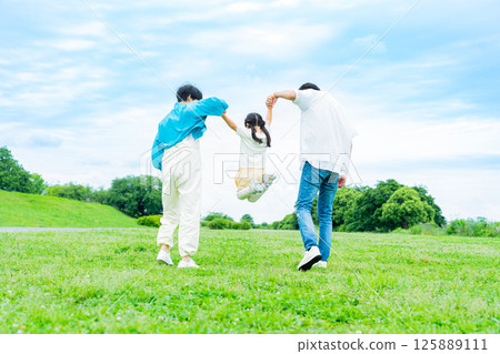 在公園裡玩的家庭 125889111