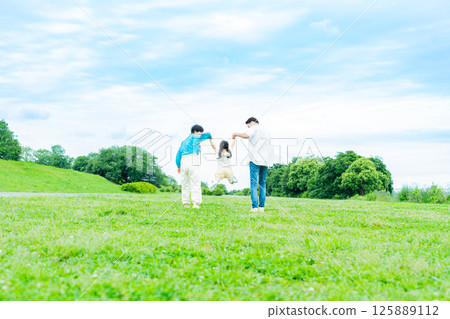 Families playing in the park 125889112