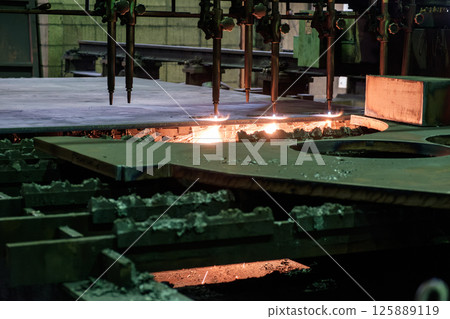 鋼鐵廠用於超厚鋼板氣割的機器。切割 125889119