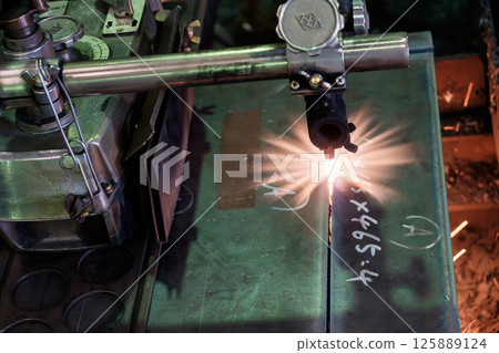 Machine for gas cutting of extra-thick steel plates at a steelworks. Cutting 125889124