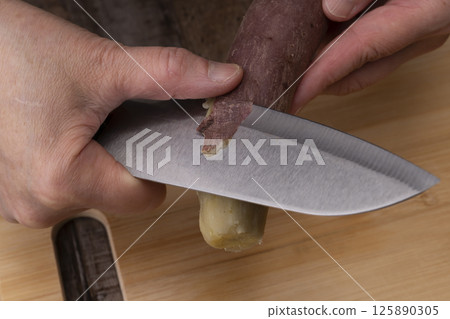 The process of making dried sweet potato The process of making dried sweet potato 125890305