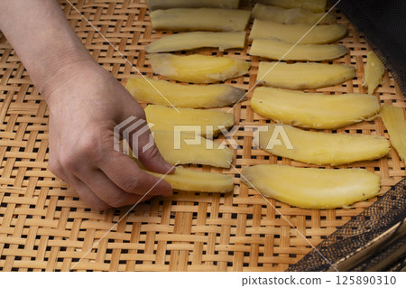 The process of making dried sweet potato 125890310