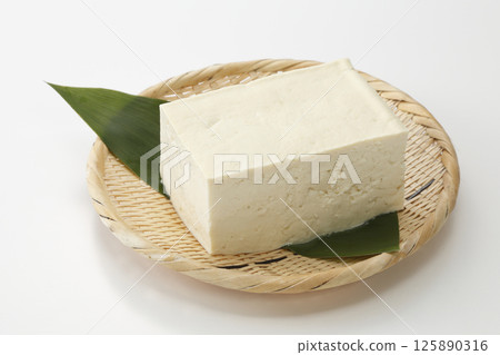 把硬豆腐放在漏勺裡 125890316