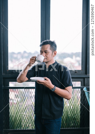 man with phone in a cafe 125890467