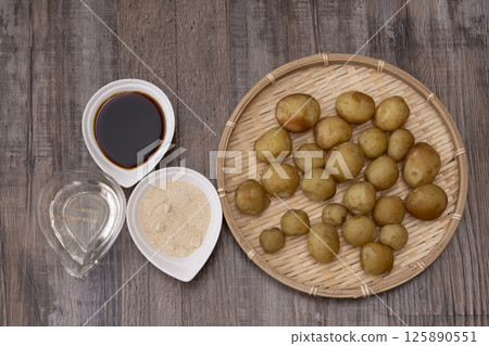 The process of making boiled small potatoes with skin 125890551