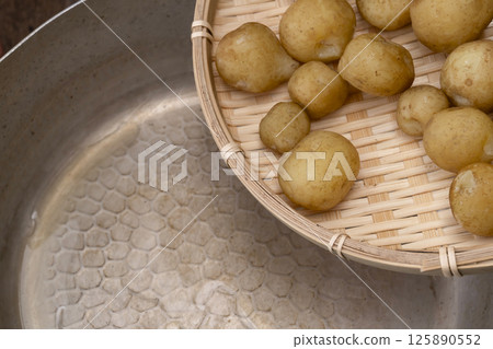 The process of making boiled small potatoes with skin The process of making boiled small potatoes with skin 125890552