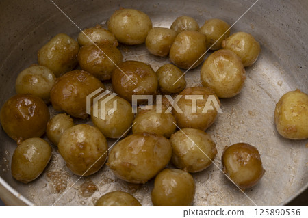 The process of making boiled small potatoes with skin 125890556