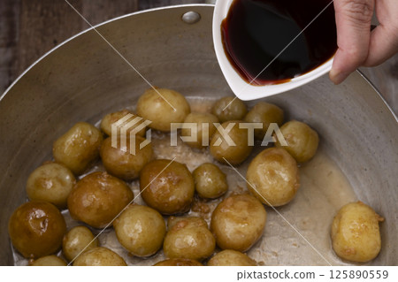 The process of making boiled small potatoes with skin The process of making boiled small potatoes with skin 125890559