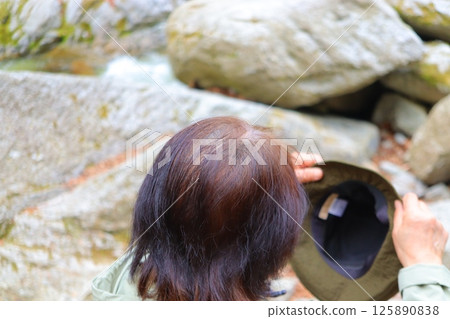 Thinning hair woman and tourist Thinning hair woman and tourist 125890838