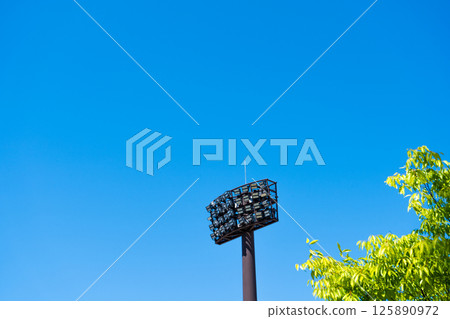 晴朗的藍天和棒球場照明圖像 |棒球圖片 |棒球場圖像 |石川縣小松市 125890972