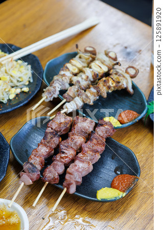 I had lunch at a famous standing bar in Yokohama. I could eat delicious grilled offal and raw meat. 125891920
