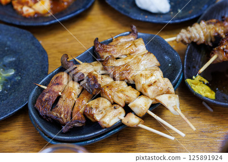 在橫濱著名的立式酒吧享用午餐。您可以品嚐美味的烤內臟和生肉。 在橫濱著名的立式酒吧享用午餐。您可以品嚐美味的烤內臟和生肉。 125891924