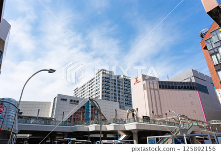 東京都府中市宮町,在春天的藍天下,眺望京王線府中站北口 東京都府中市宮町,在春天的藍天下,眺望京王線府中站北口 125892156