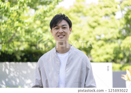 一名 40 歲左右的男子對著鏡頭微笑 125893022