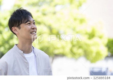 四十出頭的男人微笑著 125893184