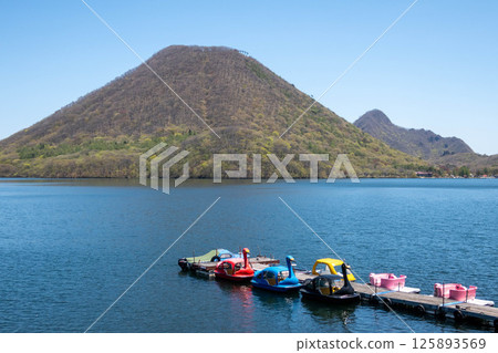群馬縣榛名湖和榛名山的新綠 群馬縣榛名湖和榛名山的新綠 125893569