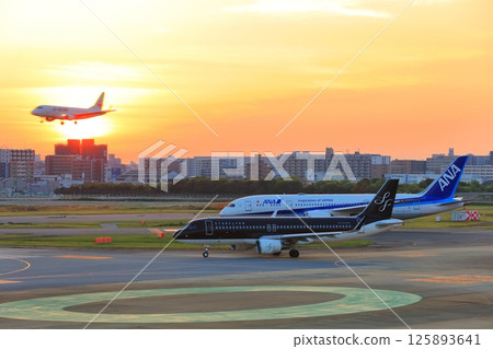 [福岡縣] 夕陽下的福岡機場 125893641