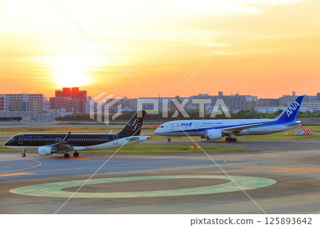 [Fukuoka Prefecture] Fukuoka Airport at sunset 125893642