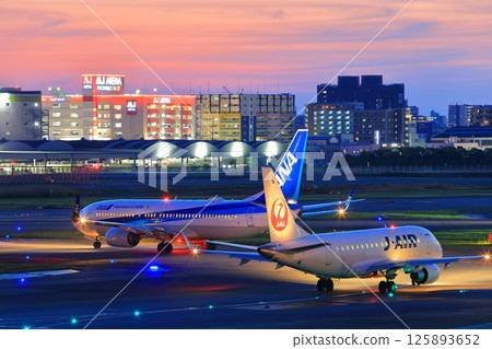 [Fukuoka Prefecture] Fukuoka Airport at sunset 125893652
