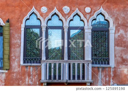 Venice, Italy traditional houses, windows 125895198