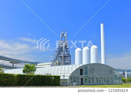 [Fukuoka Prefecture] The ruins of Higashida No. 1 blast furnace and Kitakyushu Science Museum (Space LABO ANNEX) on a clear day 125895824