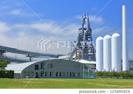 [Fukuoka Prefecture] The ruins of Higashida No. 1 blast furnace and Kitakyushu Science Museum (Space LABO ANNEX) on a clear day 125895829