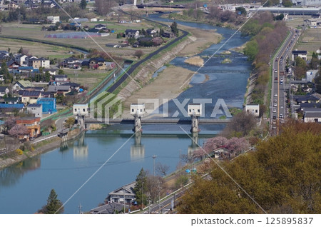 信州安曇野市灌溉設施「四化瀨」一景。渠首水渠的鳥瞰圖，渠首水渠是江戶時代開鑿的灌溉安曇野的灌溉渠。 125895837