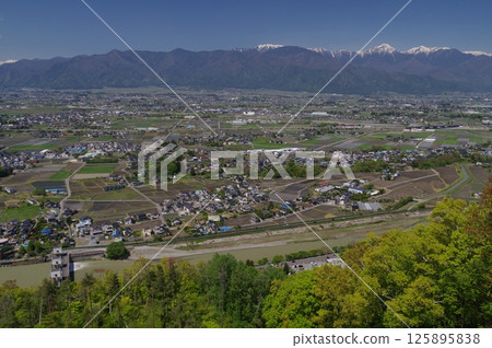 信州安曇野市灌溉設施「四化瀨」一景。渠首水渠的鳥瞰圖,渠首水渠是江戶時代開鑿的灌溉安曇野的灌溉渠。 信州安曇野市灌溉設施「四化瀨」一景。渠首水渠的鳥瞰圖,渠首水渠是江戶時代開鑿的灌溉安曇野的灌溉渠。 125895838