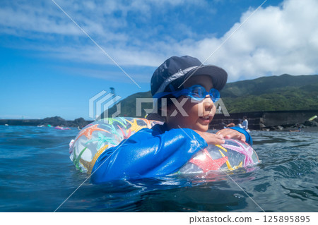 sea bathing, baby boy, boy 125895895