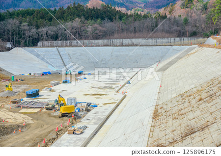 山上的施工現場 125896175