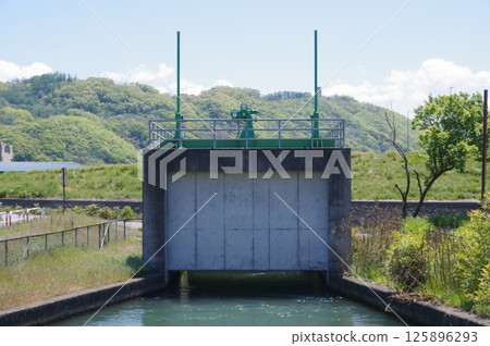 信州安曇野市灌溉設施「四化瀨」一景。江戶時代用於灌溉安曇野的灌溉渠道。安曇野那邊的出口。 125896293