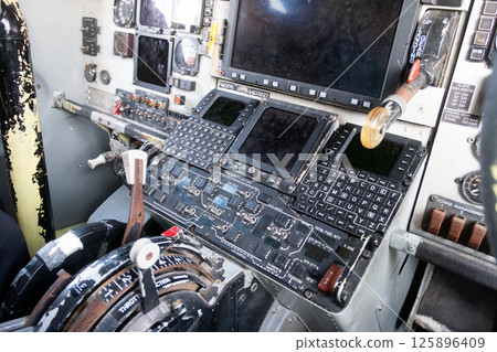 美國軍用運輸機駕駛艙內部 美國軍用運輸機駕駛艙內部 125896409