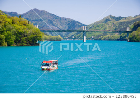 Yamba吾妻湖周邊觀光的水陸兩用巴士（Yamba Nyagaten） 125896455