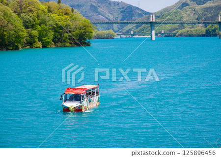 Yamba吾妻湖周邊觀光的水陸兩用巴士（Yamba Nyagaten） 125896456