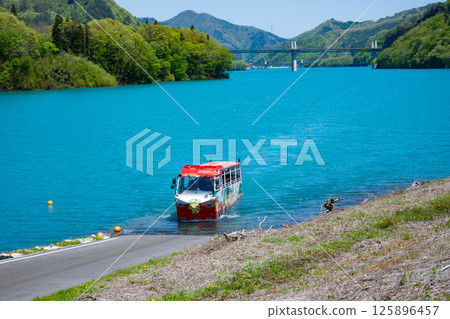 An amphibious bus (Yamba Nyagaten) sightseeing around Lake Yamba Agatsuma 125896457