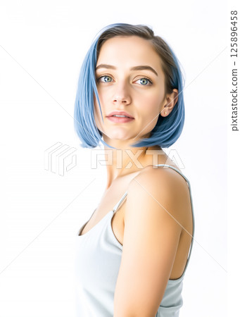 身穿吊帶背心、頭髮呈現淺藍色的年輕女子 125896458