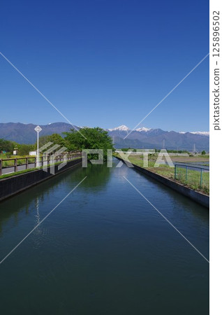A view of the "Jikkasegi" irrigation facility in Azumino, Shinshu. An irrigation channel excavated in the Edo period that irrigated Azumino (near Nanbu Park) 125896502