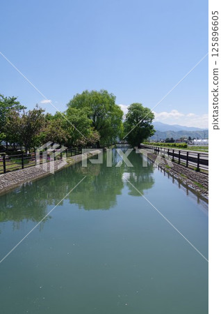 信州安曇野市灌溉設施「四化瀨」一景。江戶時代開鑿的灌溉安曇野(中堀一帶)的水渠 信州安曇野市灌溉設施「四化瀨」一景。江戶時代開鑿的灌溉安曇野(中堀一帶)的水渠 125896605