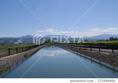 信州安曇野市灌溉設施「四化瀨」一景。江戶時代開鑿的灌溉安曇野(中堀一帶)的水渠 信州安曇野市灌溉設施「四化瀨」一景。江戶時代開鑿的灌溉安曇野(中堀一帶)的水渠 125896606