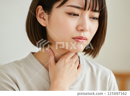 憂鬱症的婦女會覺得喉嚨痛 125897162
