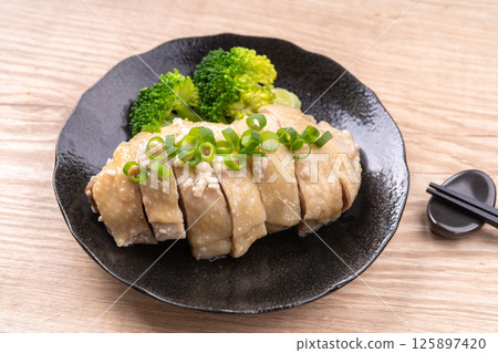 Steamed chicken (chicken marinated in salt koji) 125897420