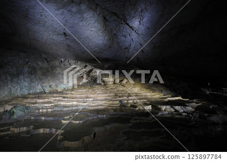 Akiyoshido 100 Plates (Yamaguchi) 125897784